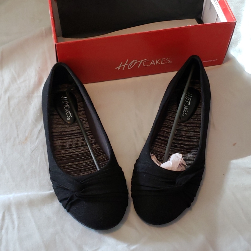 NWT Hotcakes flats